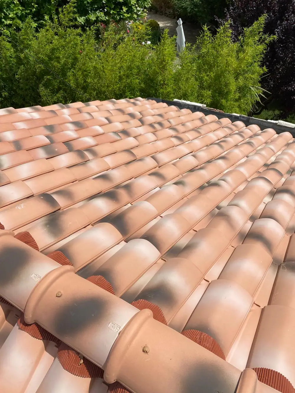 Détail de pose : tuiles canal neuves et tuiles de faîtage sur closoir ventilé — Castagne Couverture