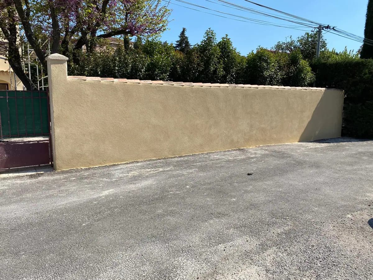Mur de clôture enduit à neuf avec couvertine en tuiles canal — Castagne Couverture