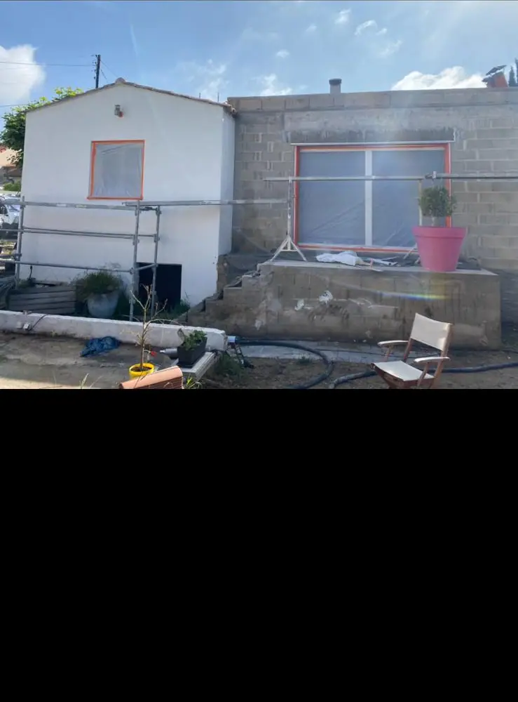 Extension en cours, murs en parpaings arasés et grande baie posée — Castagne Couverture