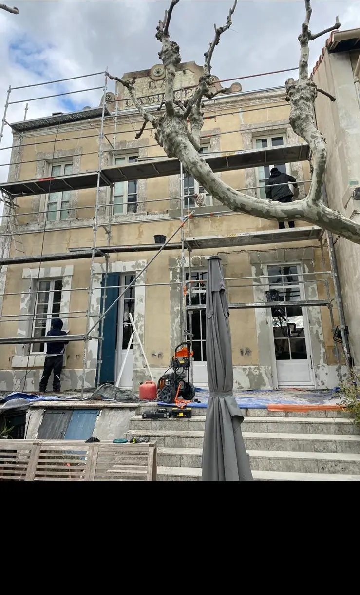 La même bastide en cours de travaux, échafaudage et enduit décroûté — Castagne Couverture