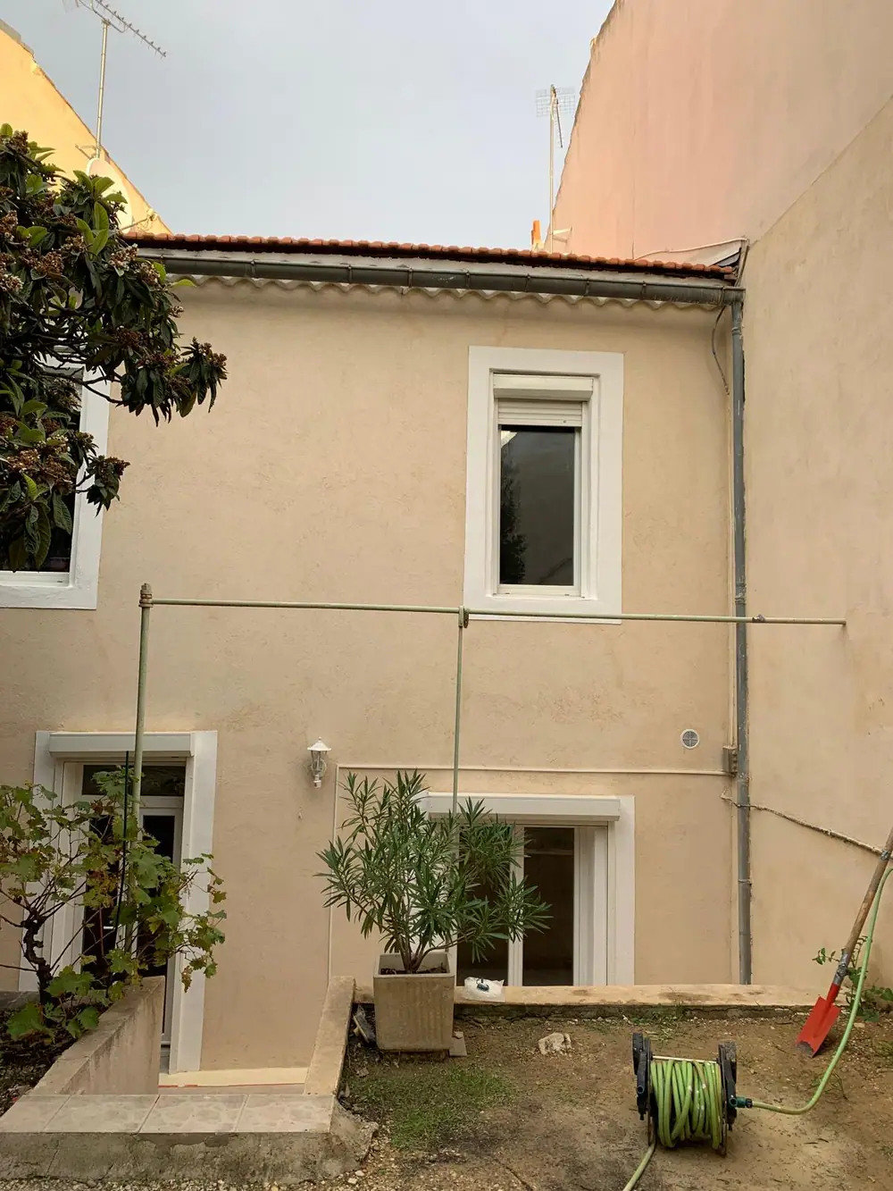 Façade sur cour terminée, enduit taloché teinté dans la masse — Castagne Couverture