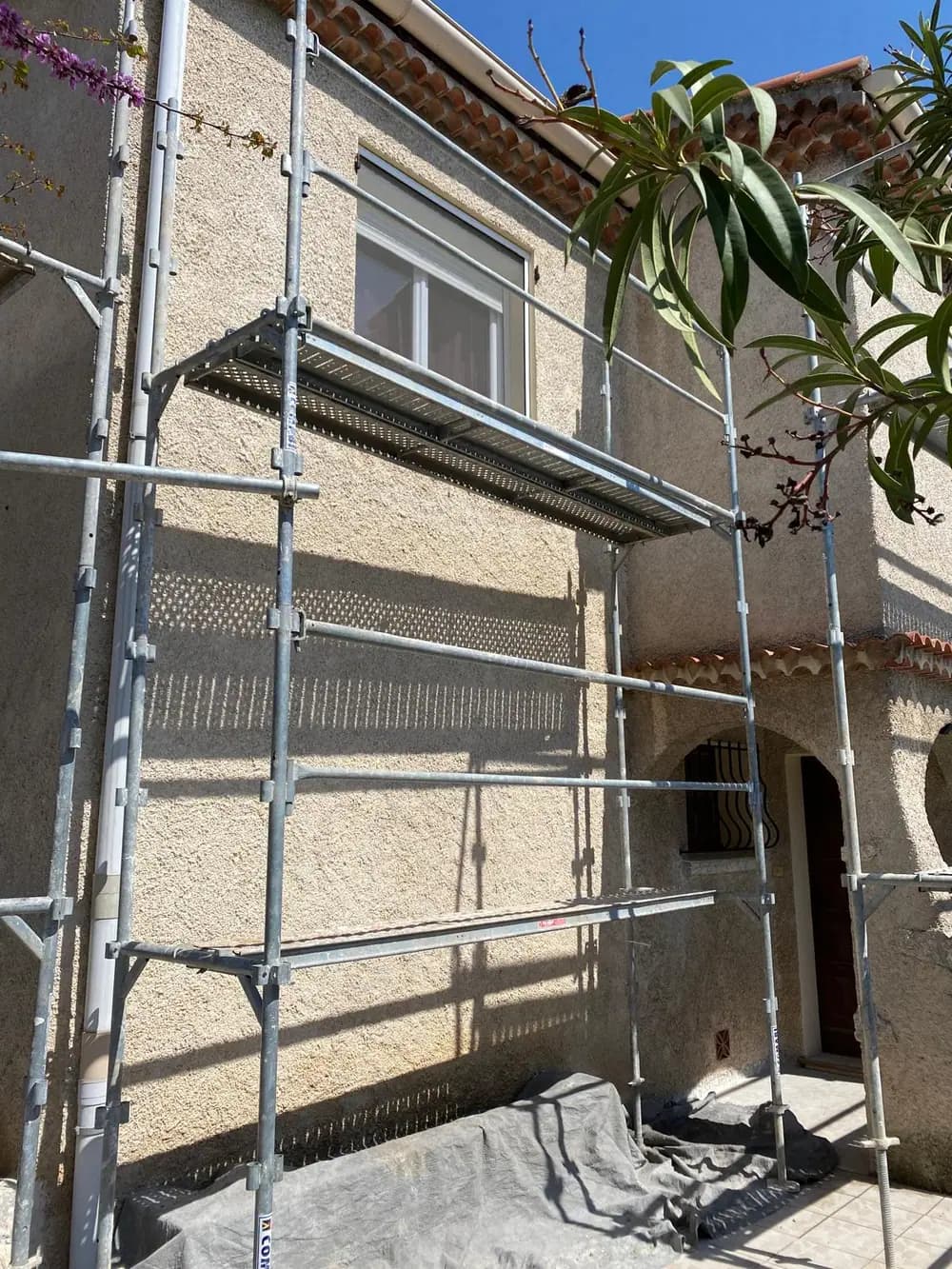 Façade en crépi gratté sous échafaudage monté sur deux niveaux — Castagne Couverture