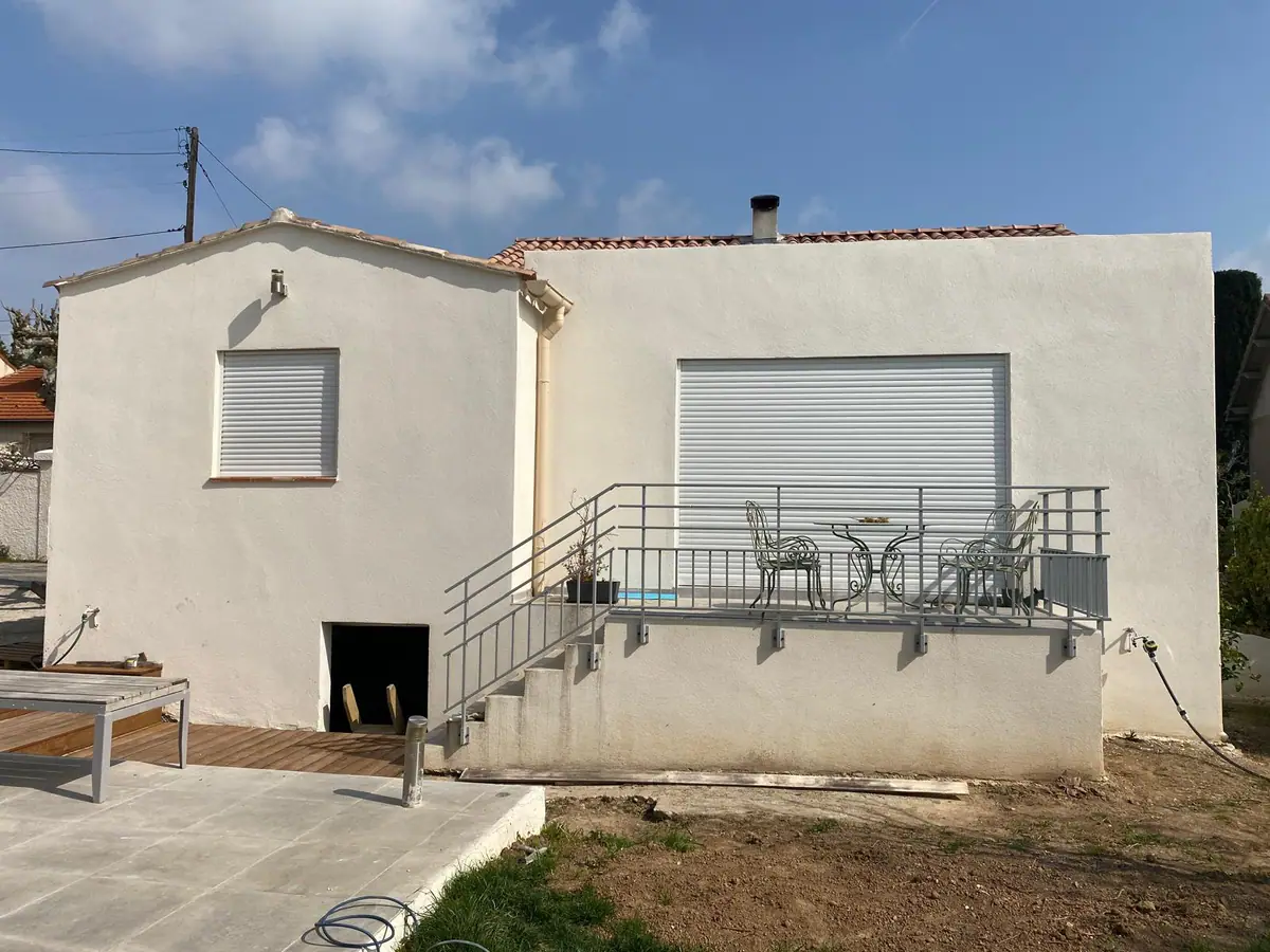 Maison ravalée en enduit blanc avec terrasse et garde-corps acier — Castagne Couverture