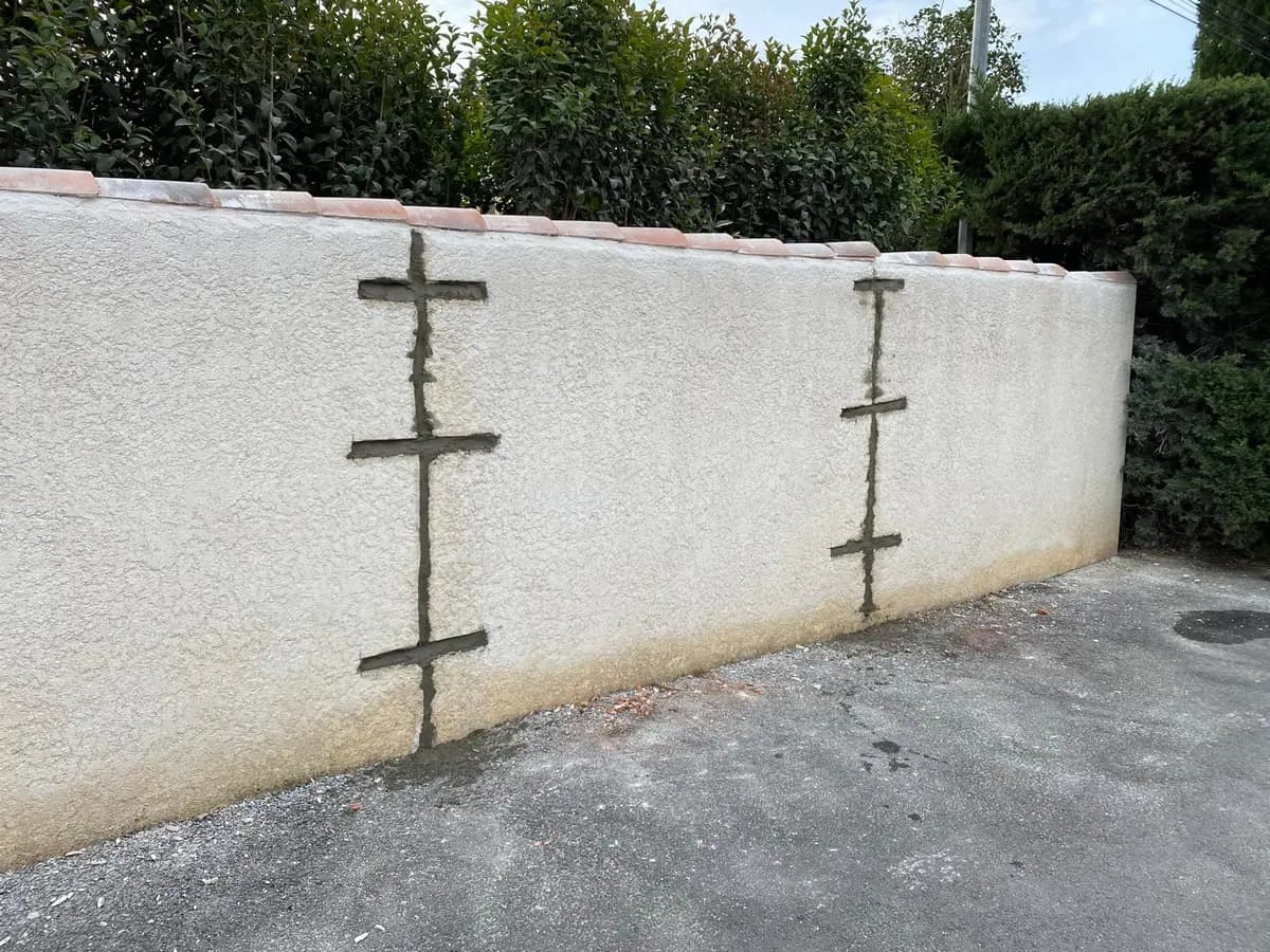 Fissures verticales dégarnies et agrafées sur un mur de clôture — Castagne Couverture