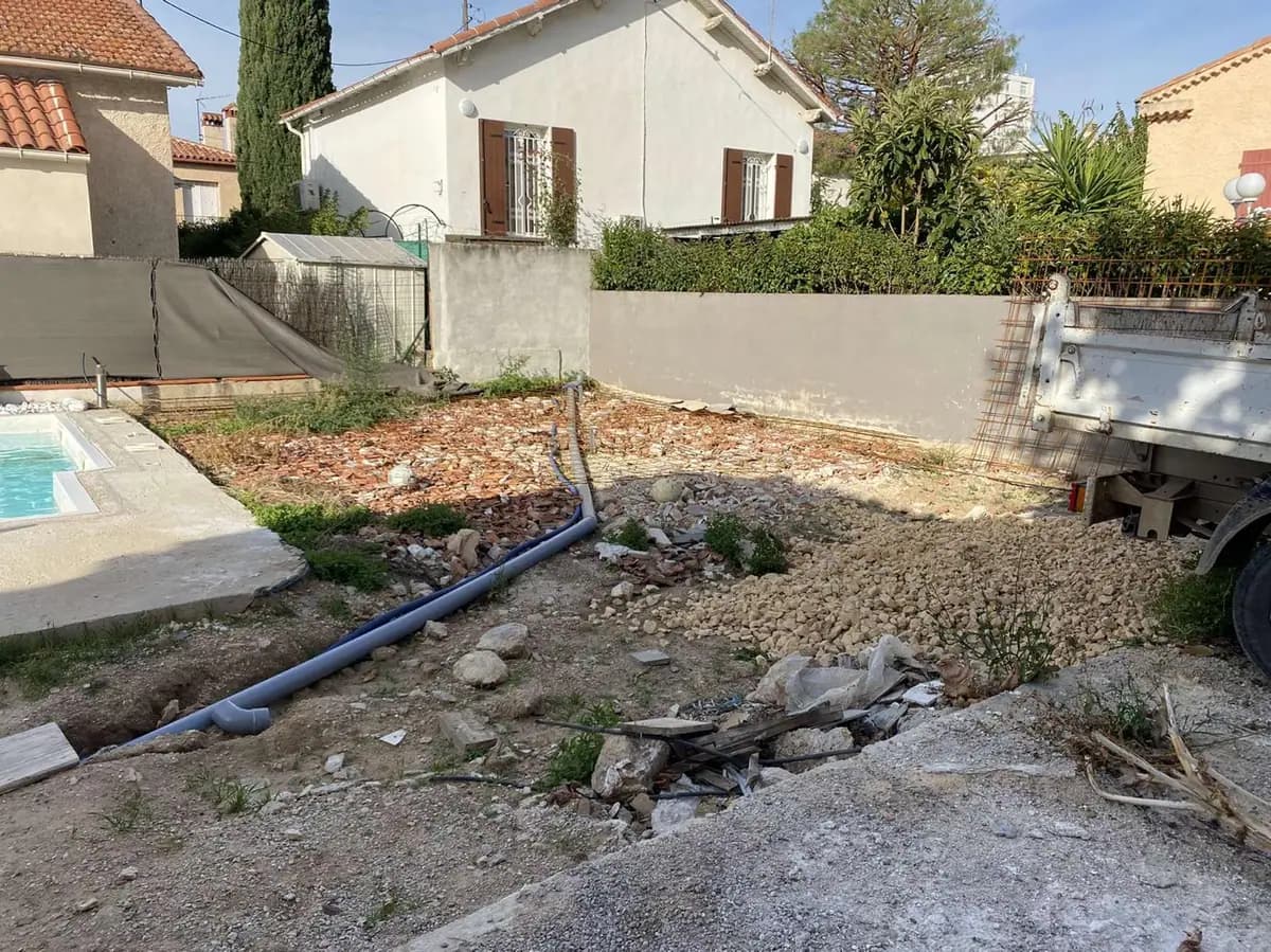 Terrassement des abords, tranchée ouverte et canalisation posée avant remblai — Castagne Couverture