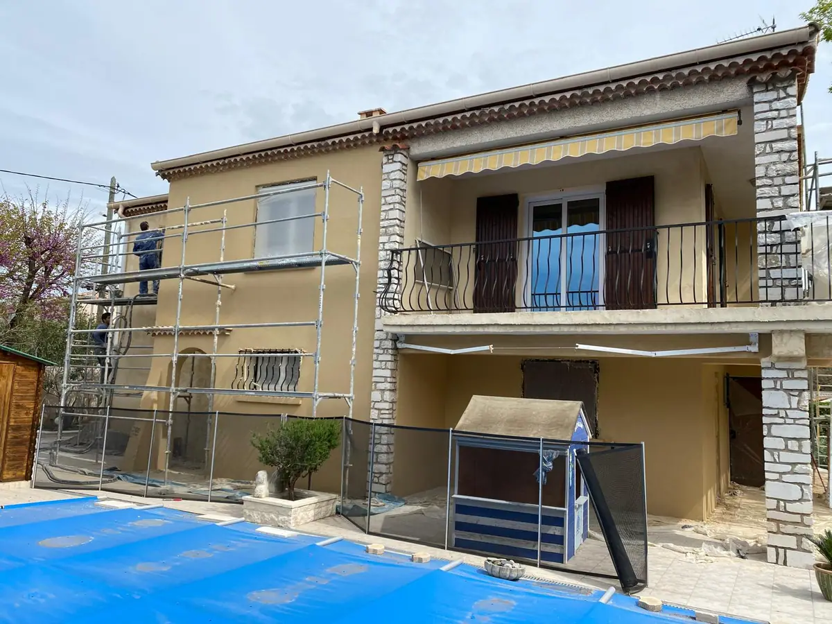 Villa provençale sous échafaudage pendant l'application de l'enduit de façade — Castagne Couverture