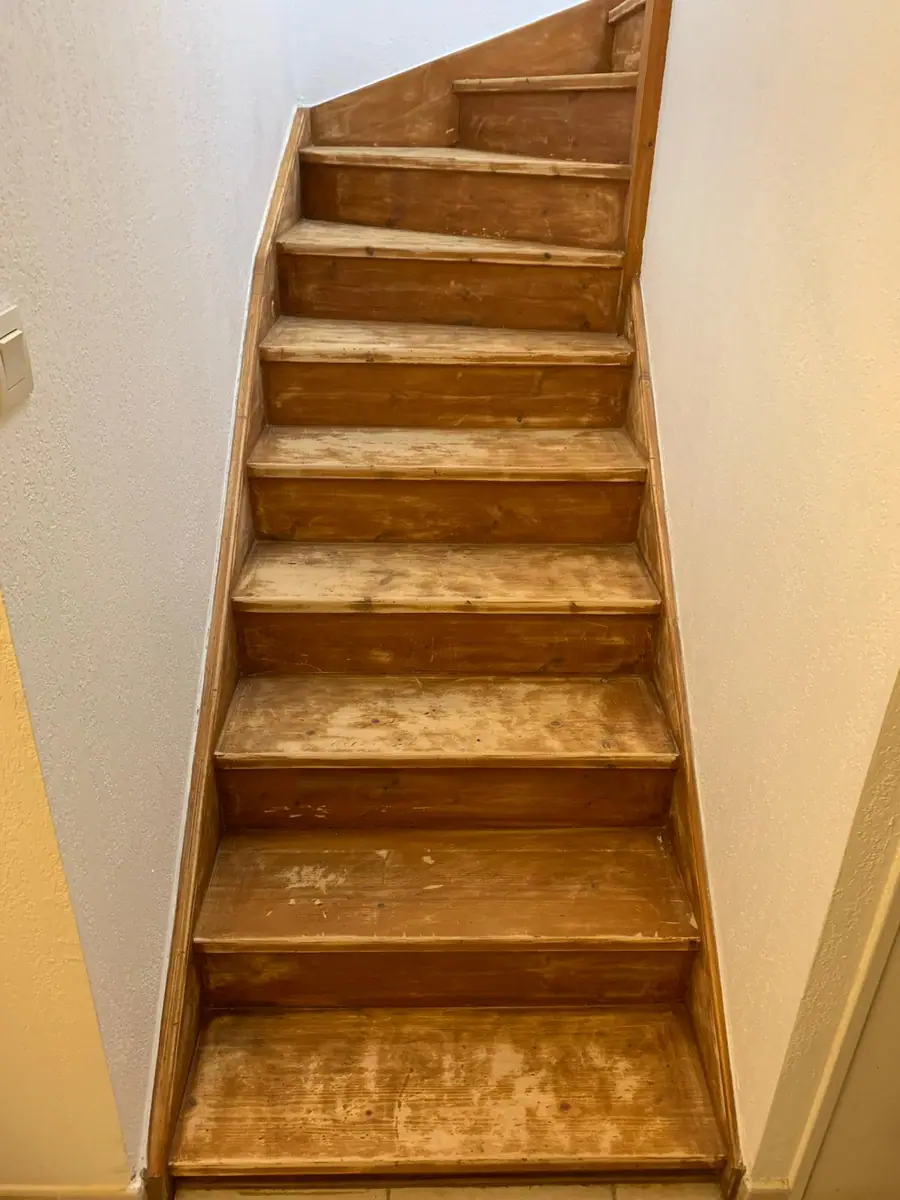 Escalier bois vernis usé, marches tachées et éclatées avant rénovation — Castagne Couverture