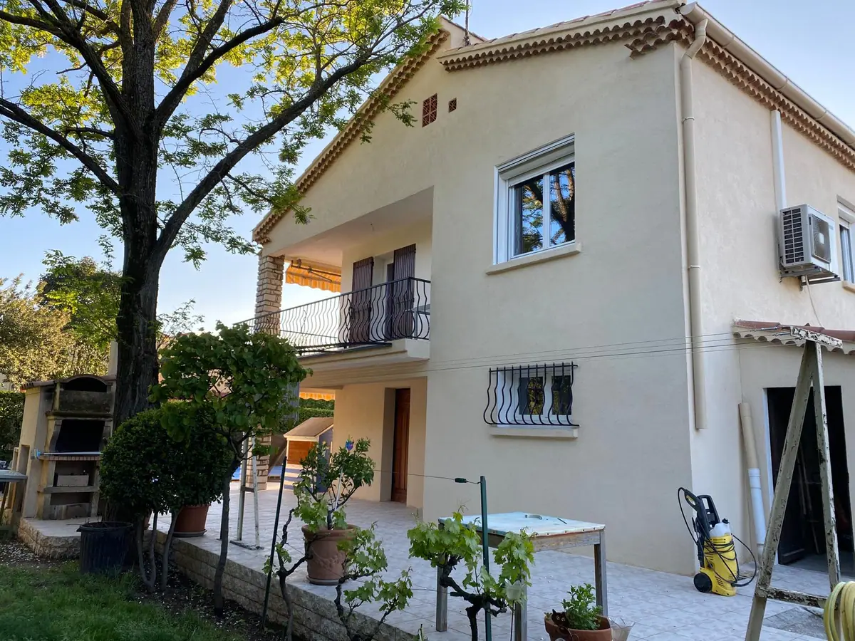 Villa en enduit crème, génoise à deux rangs et descentes d’eaux pluviales neuves